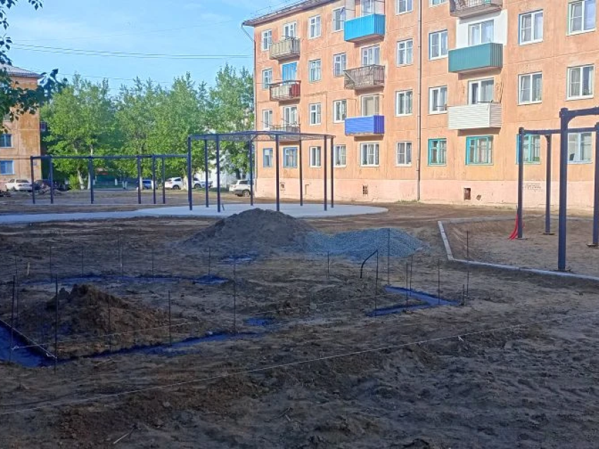 В поселке Горный преображают двор на улице Солнечной – помогла господдержка 